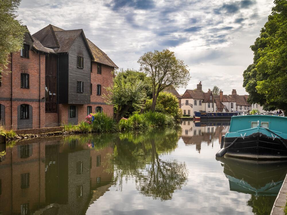 A view along the Kennet and Avon Canal near Newbury Lock, Newbury, Berkshire, England.