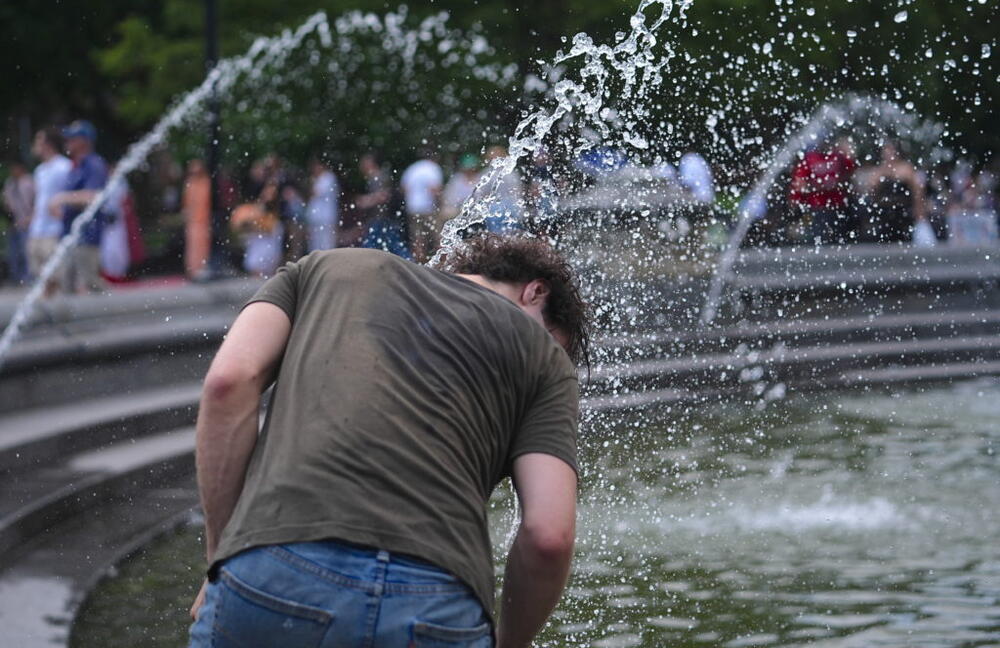 People cool off on a sunny day as temperatures climb in New York City, with forecasts calling for highs to reach the upper 90s°F this Sunday and potentially touching the low 100s°F in many areas across the Midwest and East on June 21, 2025. Photo by Selcuk Acar/Anadolu via Getty Images