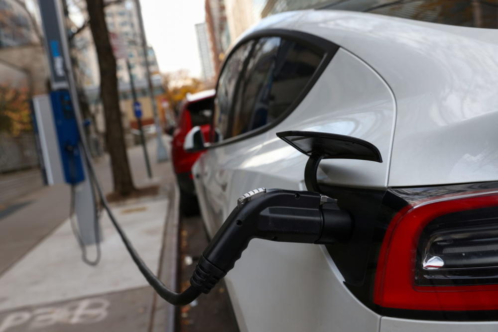 An electric vehicle is seen charging in Manhattan, New York, Dec. 7, 2021. Photo by Andrew Kelly/Reuters