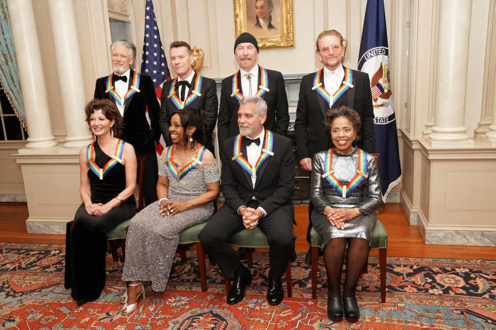 2022 Kennedy Center honorees including actor George Clooney, contemporary Christian and pop singer-songwriter Amy Grant, singer Gladys Knight, Cuban-born American composer, conductor and educator Tania Leon, U2 band members Bono, The Edge, Larry Mullen Jr., Adam Clayton, pose for a group photo during the reception for Kennedy Center honorees ahead of the official gala at the State Department in Washington, D.C., Dec. 3, 2022. Photo by Sarah Silbiger/REUTERS