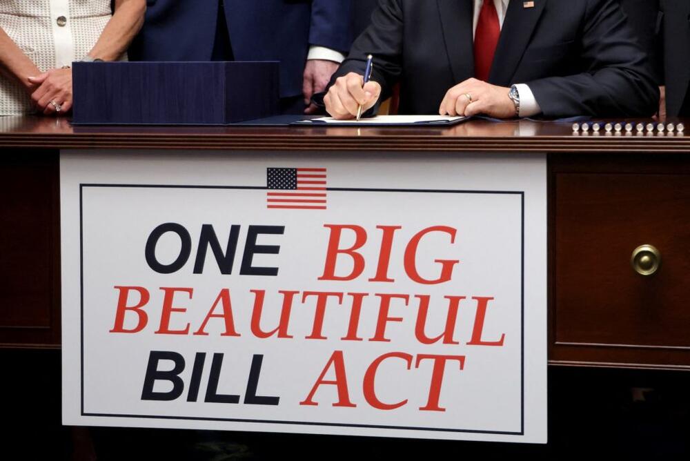  U.S. President Donald Trump's sweeping spending and tax bill is signed on Capitol Hill in Washington, D.C., U.S., July 3, 2025. REUTERS/Jonathan Ernst