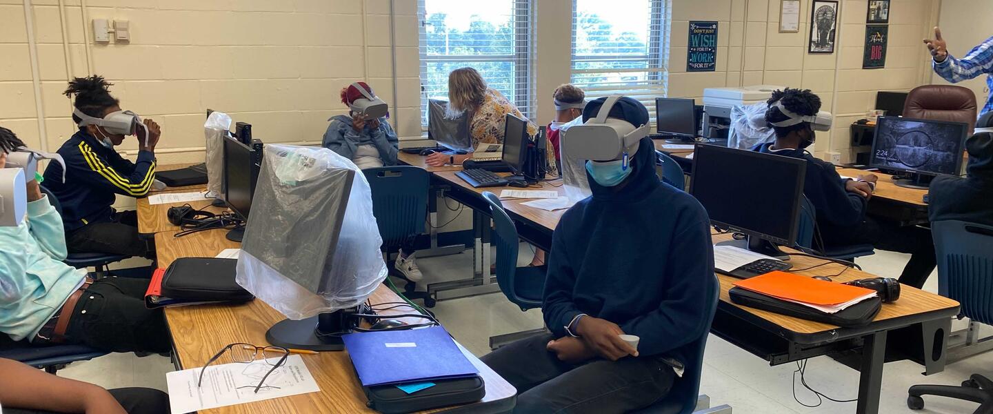 students using mobile VR lab