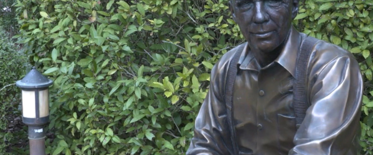 A statue of Robert Frost on the Agnes Scott campus