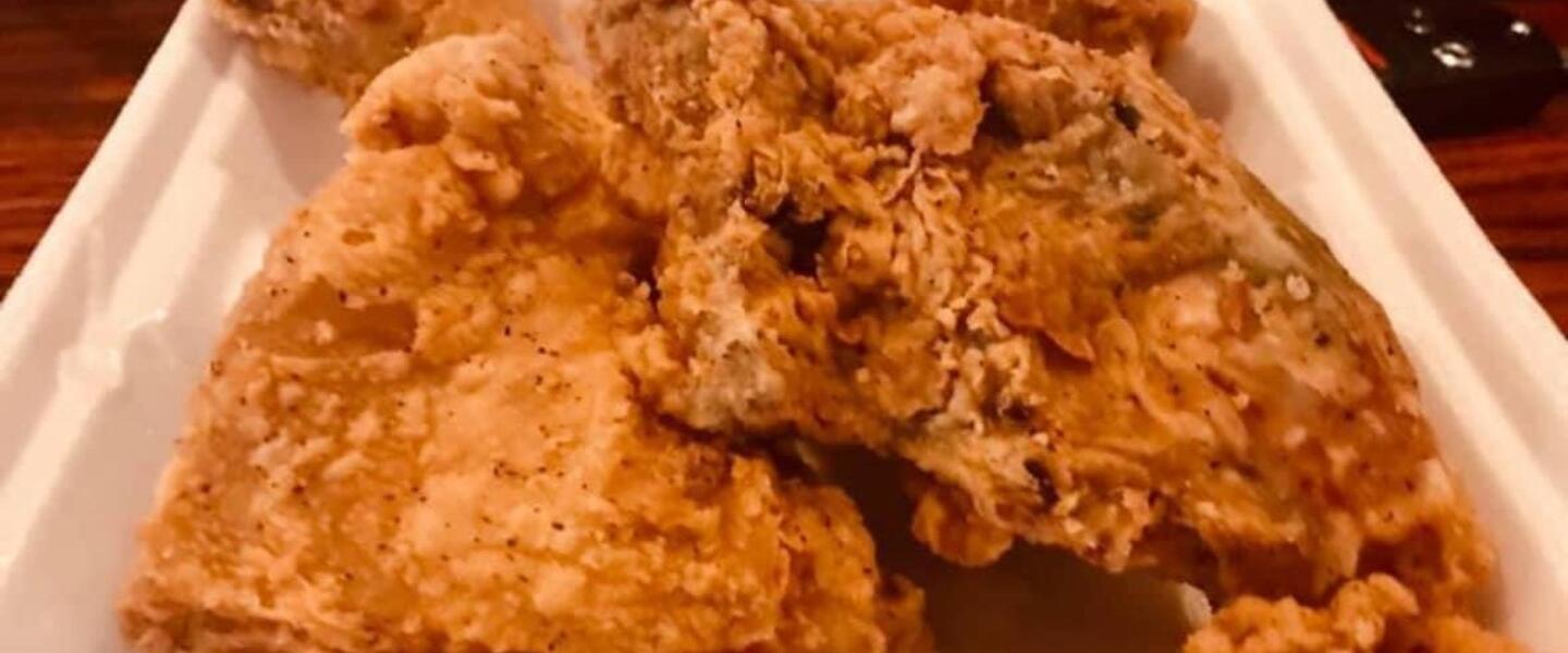 There were few Atlanta pleasures topping fried chicken and a gin martini at the Colonnade.