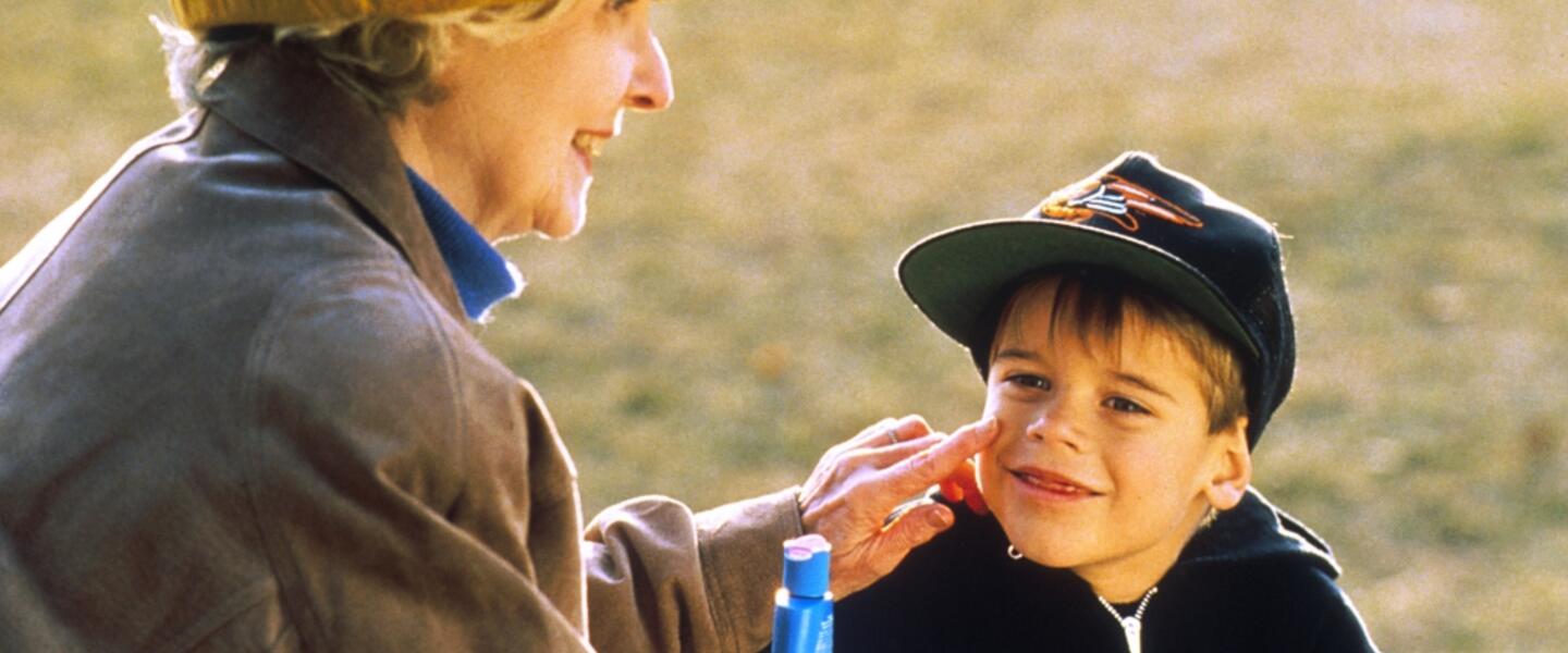 Courtesy, <a href="http://commons.wikimedia.org/wiki/File:Applying_sunscreen.jpg" target="_blank">Wikimedia</a>