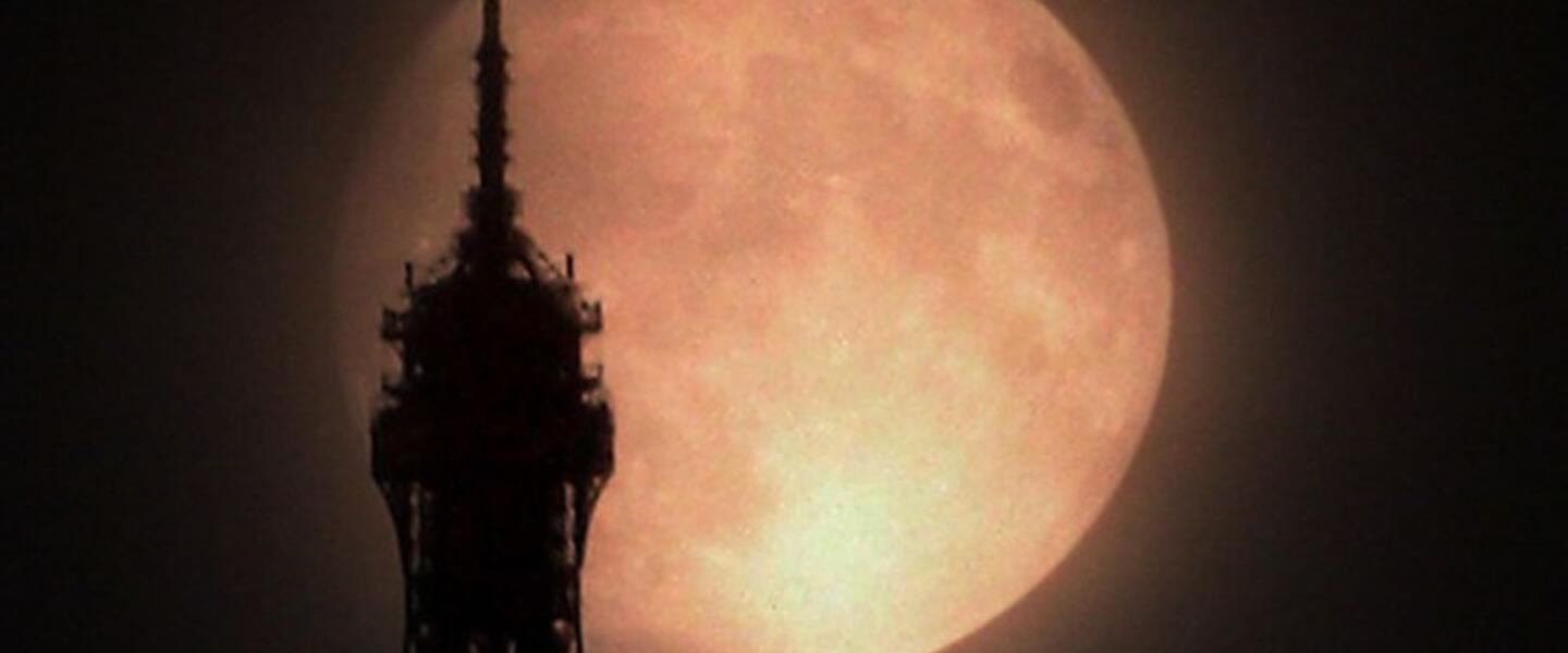 Supermoon over Paris on May 5, 2012. Photo: Flickr user VegaStar Carpentier. Supermoon over Paris on May 5, 2012. Photo: Flickr user VegaStar Carpentier.