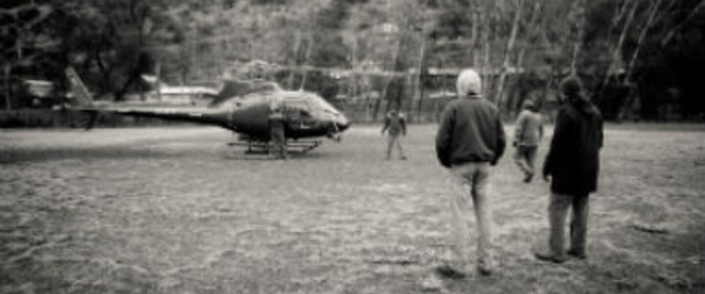 Helicopter crew right before the first safety briefing on the day of the first installation in San Jose de Maipo. Helicopter crew right before the first safety briefing on the day of the first installation in San Jose de Maipo.
