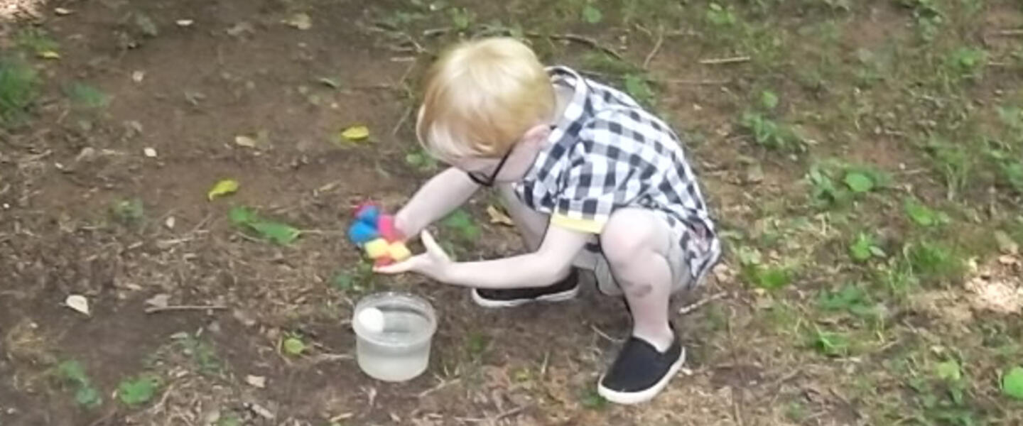 My kid playing with the water sponge I made for his party last weekend. Very successful! My kid playing with the water sponge I made for his party last weekend. Very successful!
