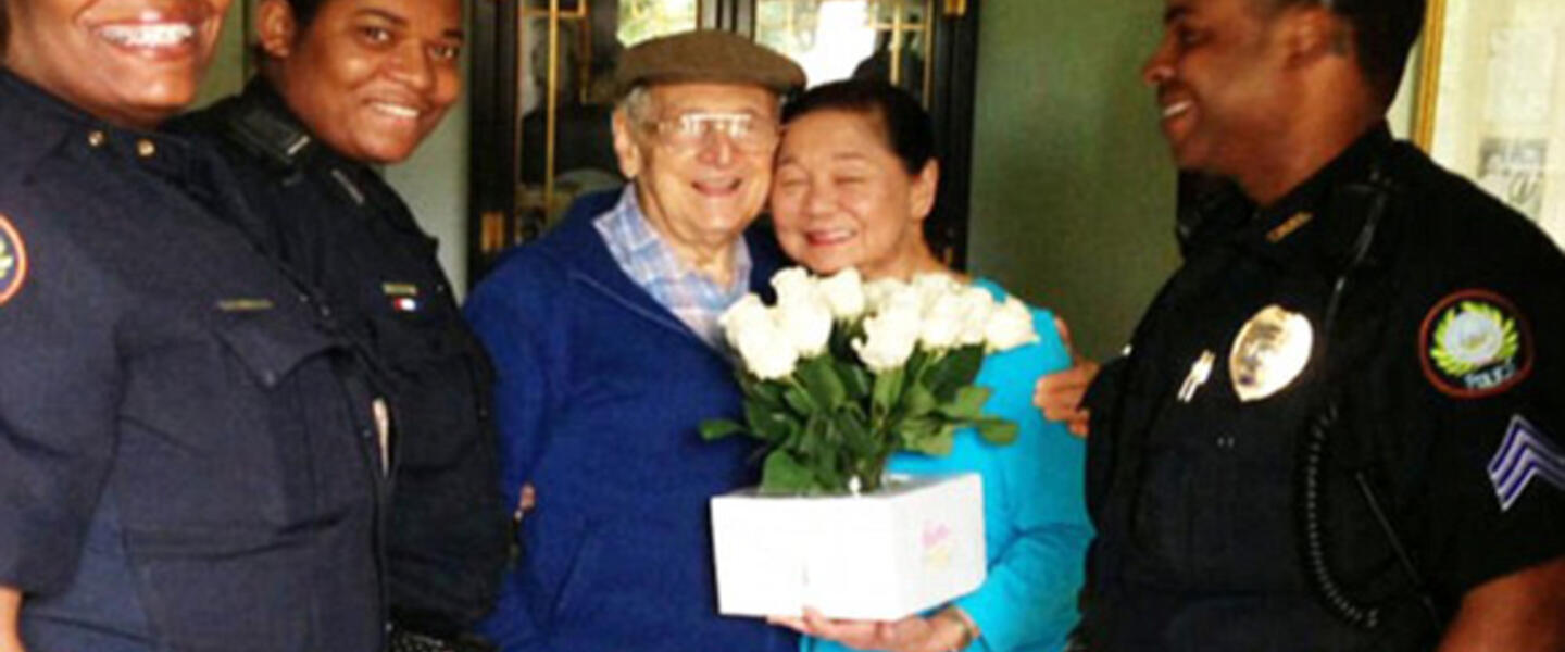 Melvyn with his wife Doris and the police officers that found him.