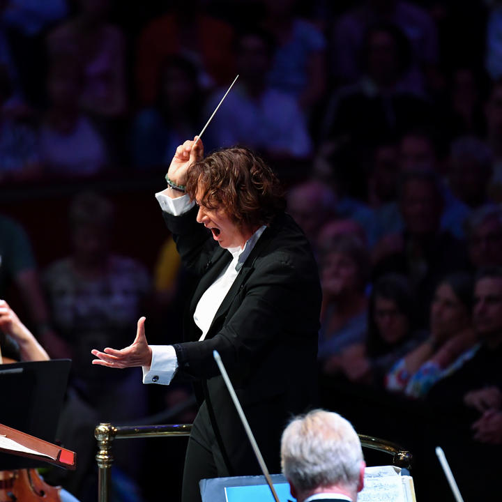 photo of Nathalie Stutzmann conducting
