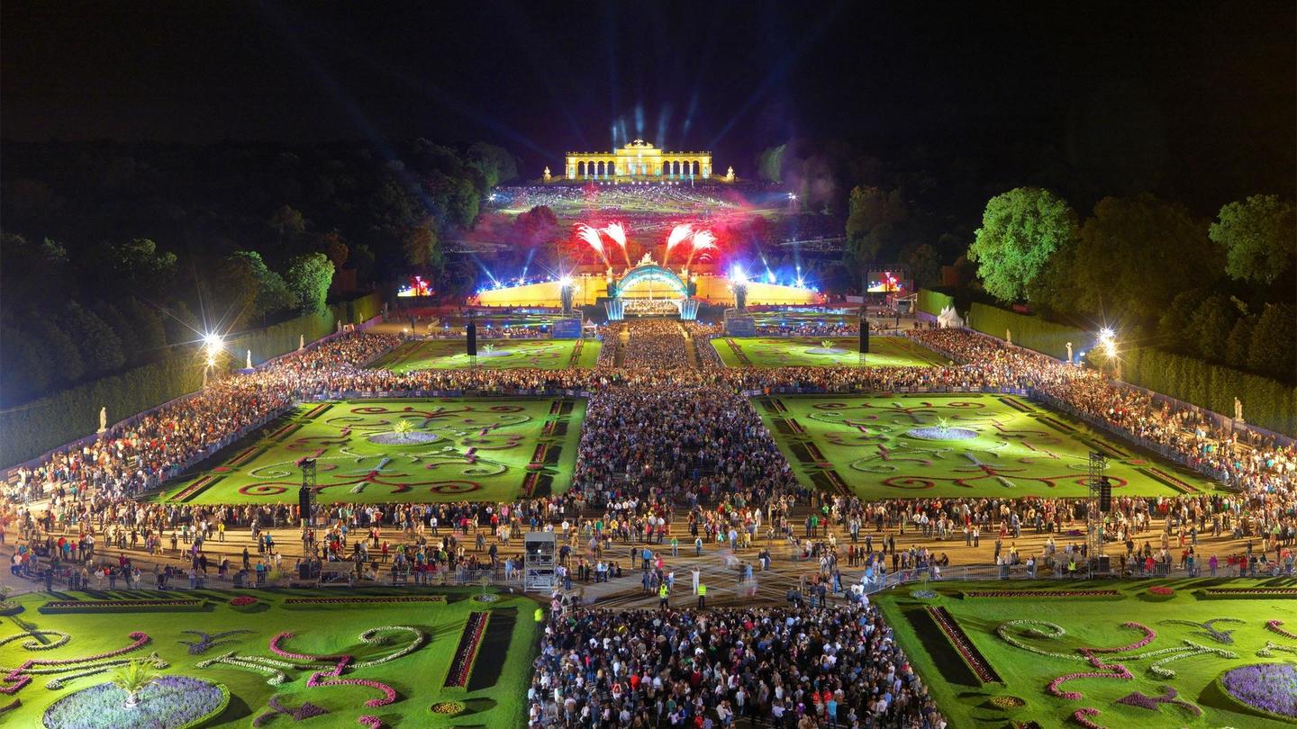 Vienna Philharmonic Summer Night Concert 2013: asset-mezzanine-16x9