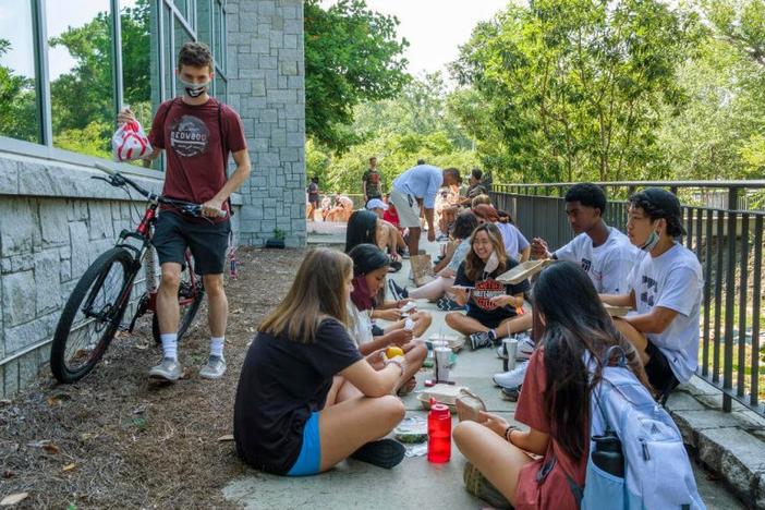 UGA students eating lunch on campus, Fall 2020