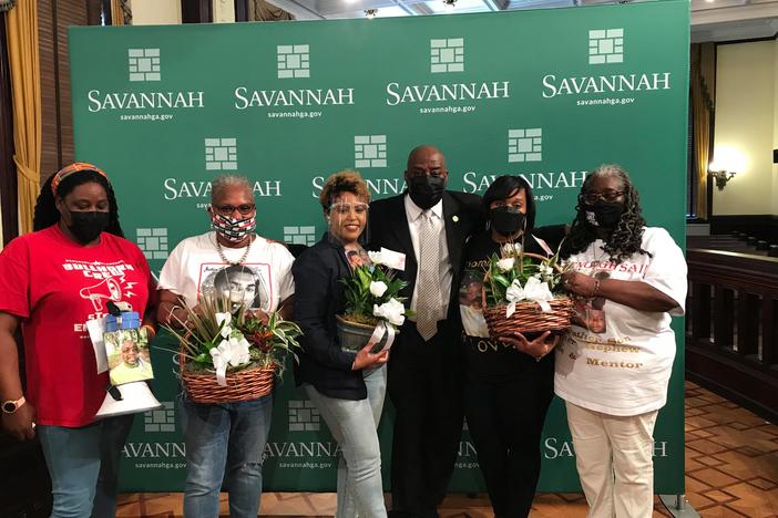 Savannah Mayor Van Johnson poses with moms holding baskets of flowers