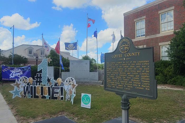 A Vote Willie Spence Banner and display outside the Coffee County courthouse