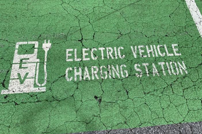 Electric vehicle charging station