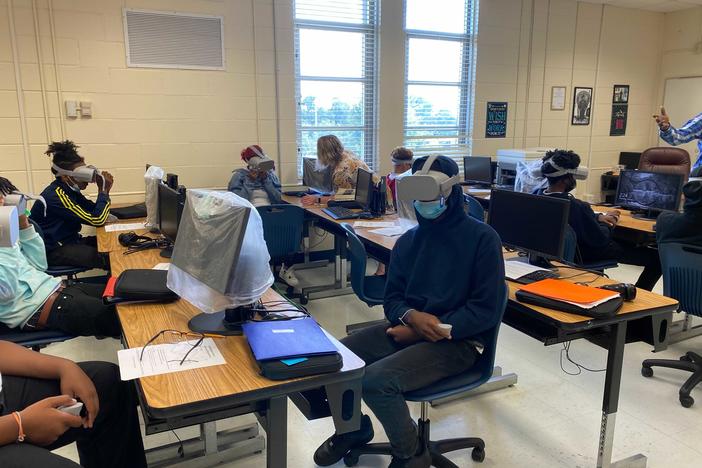 students using mobile VR lab