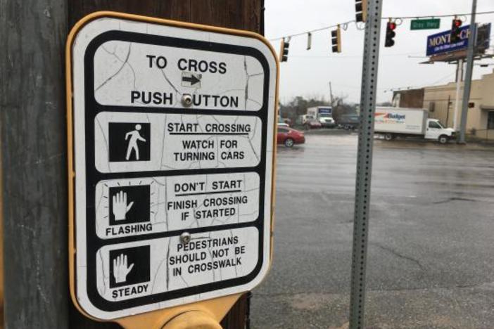 Street crossing device for pedestrians