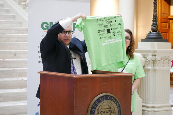 Jeff Breedlove with the Georgia Council for Recovery holds up the t-shirt honoring the late Speaker David Ralston. Jill Nolin/Georgia Recovery