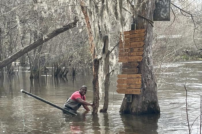 Ogeechee Riverkeeper Science and Policy Manager Kris Howard sets up a water quality monitoring station in the Ogeechee River. Credit: Mary Landers/The Current