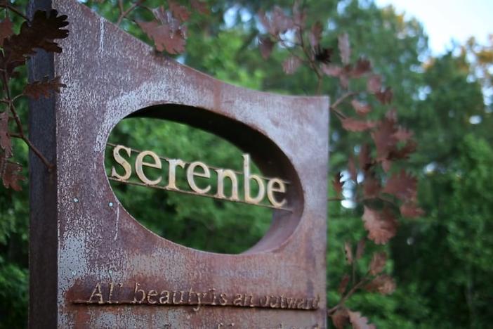 Serenbe vintage road sign