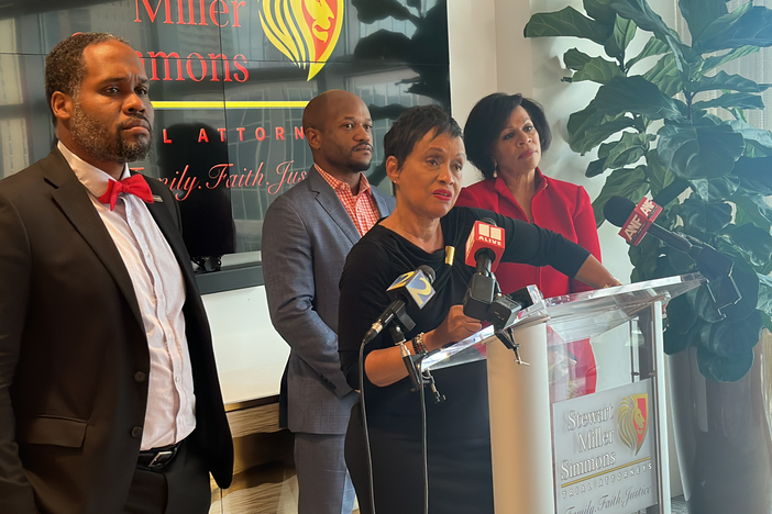 TV Judge Glenda Hatchett, center, gestures as she addresses a news conference on August 21, 2023 after a Georgia sheriff pleaded guilty to groping her during a law enforcement conference last year, and resigned from office.
