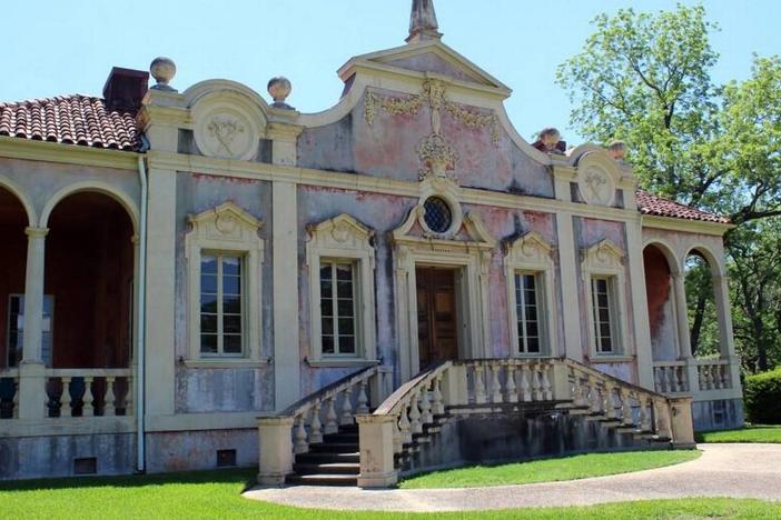 The home known as “Villa Albicini” is located at 150 Tucker Road next to Wesleyan College. The home is for sale for $1,350,000. This photo was taken in 2017 prior to the Design, Wine and Dine Festival during which guests were able to enter this exclusive property for a cocktail reception with gourmet refreshments and full bar, and meet Bravo TV star Patricia Altschul. 