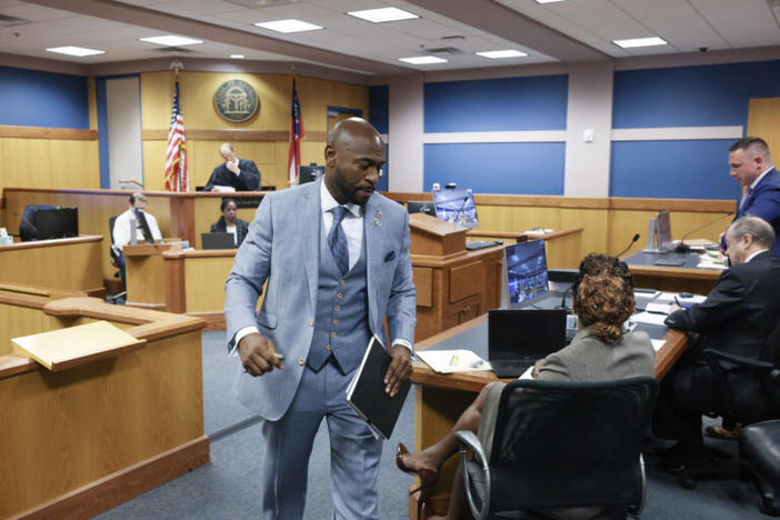 Special Prosecutor Nathan Wade, representing the District Attorney’s office, returns to his seat after arguments before Fulton County Superior Judge Scott McAfee who heard motions from attorneys representing Ken Chesebro and Sidney Powell in Atlanta on Sept. 6, 2023. AP photo/Jason Getz, Pool