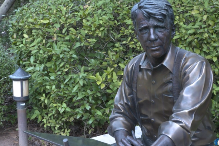 A statue of Robert Frost on the Agnes Scott campus