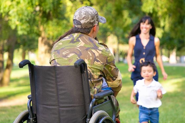 Family of a retired, disabled, military father running to hug him. A veteran of war or returning home concept. PCH.VECTOR Freepik