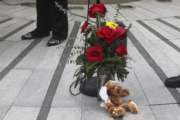 A donated vase of red roses honors victims of the deadly collision between a passenger airliner and an Army helicopter that occurred the day prior, Thursday, Jan. 30, 2025, at the Law Enforcement Memorial in Wichita, Kan., where the airline passenger flight originated. 