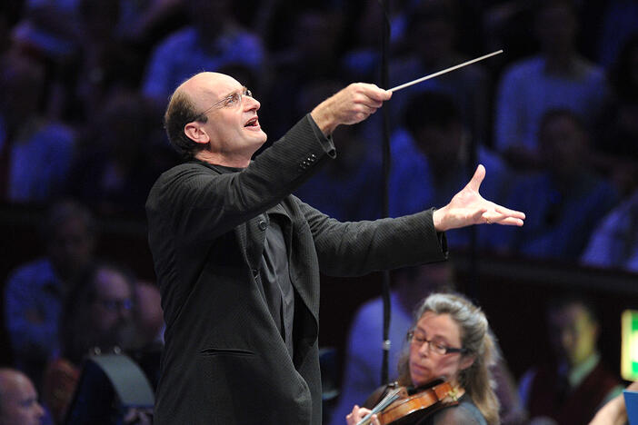 Conductor Andrew Manze