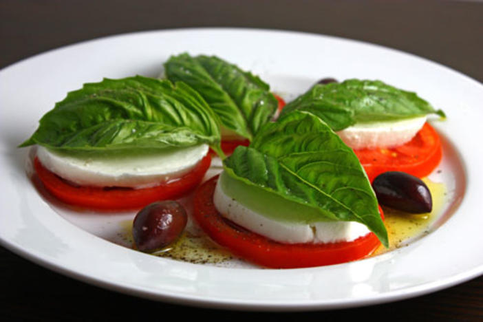 Caprese Salad, photo courtesy of www.closetcooking.com