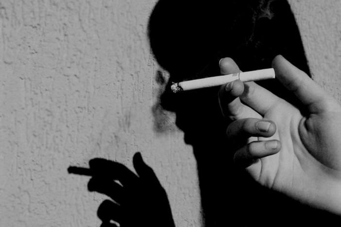Source: <a href="http://greeenapple.deviantart.com/art/smoking-causes-death-120116939" target="_blank">greenapple</a>