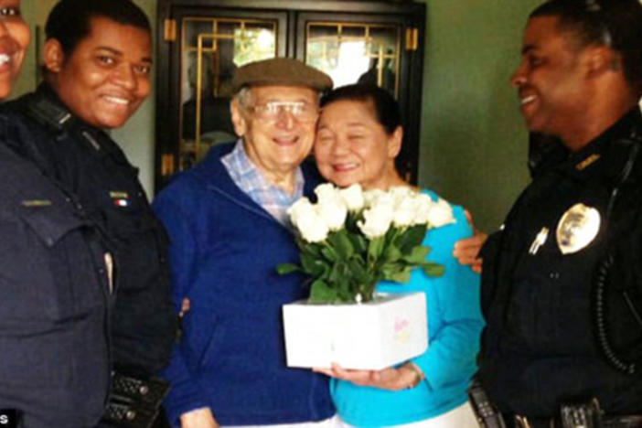 Melvyn with his wife Doris and the police officers that found him.