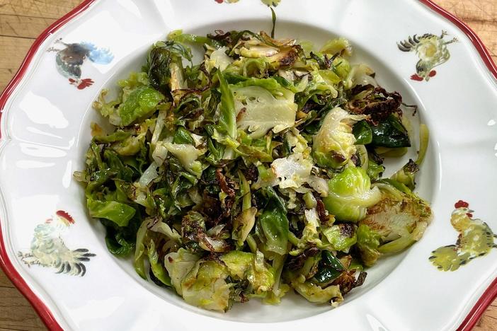Jacques Pépin shows us a simple but tasty Brussels sprouts recipe.