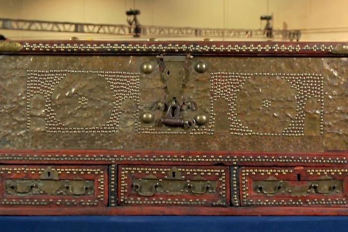 John Buxton appraises a Persian Shiraz chest, ca. 1900 in Boise, Idaho.