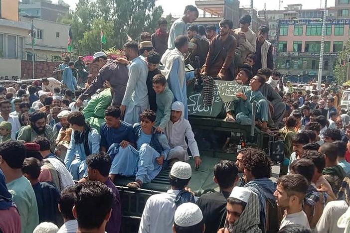 Desperate Afghans try to flee as government collapses, Taliban take control