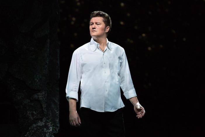 Tenor Piotr Beczała leads the cast in the title role of the mysterious swan knight.