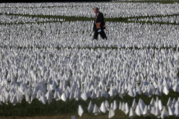 News Wrap: U.S. death toll from COVID-19 reaches 950,000
