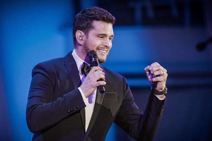 Michael Bublé performs "Moon River" by Henry Mancini.