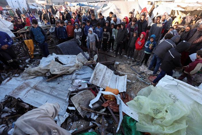 News Wrap: Displaced Gazans struggle to escape fighting between Israel and Hamas