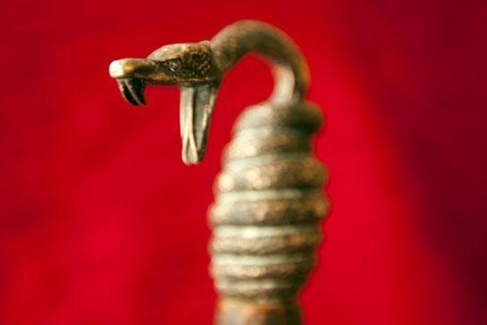 Join Wes Cowan in a foundry investigating a cast metal snake on the top of a cane.