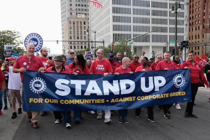 News Wrap: UAW strike enters 4th day as negotiators fail to reach agreement