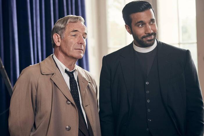 Alphy and Geordie clash over how to approach a murder case.