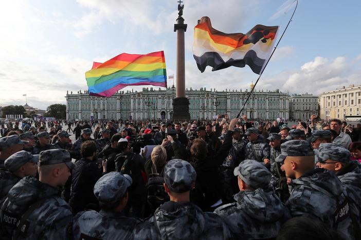 News Wrap: Russian lawmakers expand restrictions on promoting LGBTQ rights