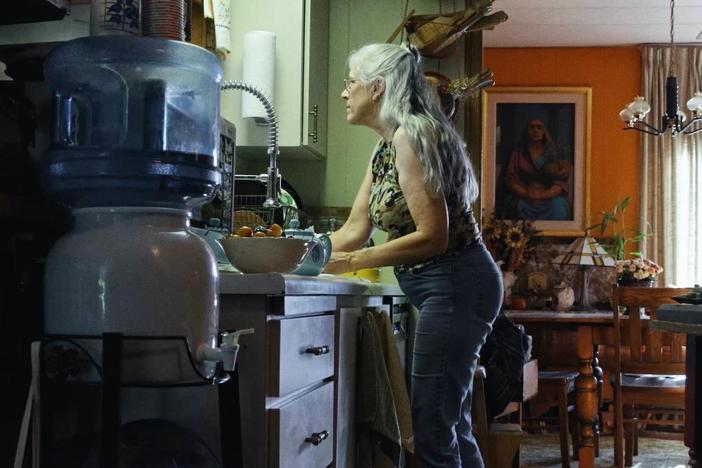 How are the lives of mobile home park residents impacted by class and economic injustice?