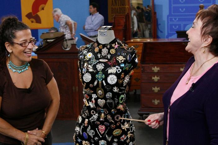  Jeanenne Bell appraises a pin and brooch collection.