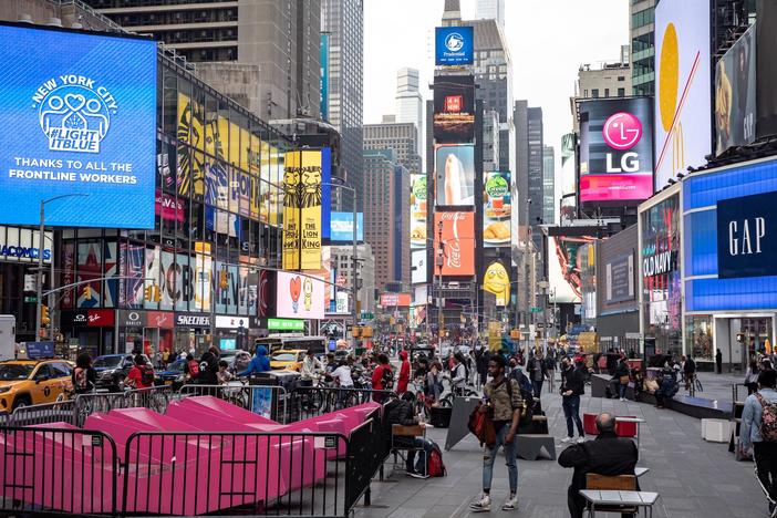 News Wrap: De Blasio says NYC will 'fully reopen' by July 1 as vaccination rates improve