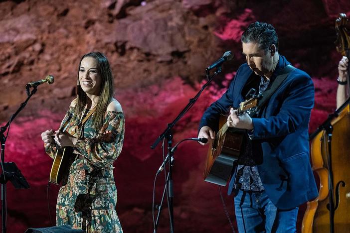 DARIN & BROOKE ALDRIDGE perform 'Tear Stained Letter.'