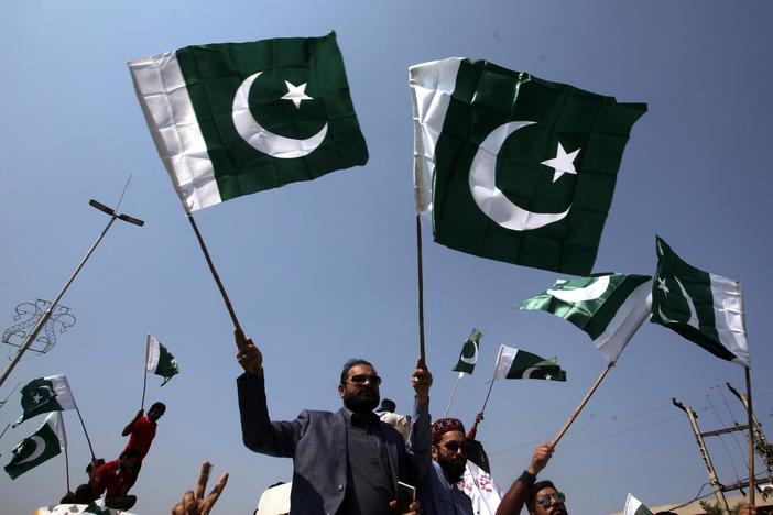 News Wrap: Violence continues between India and Pakistan over Kashmir